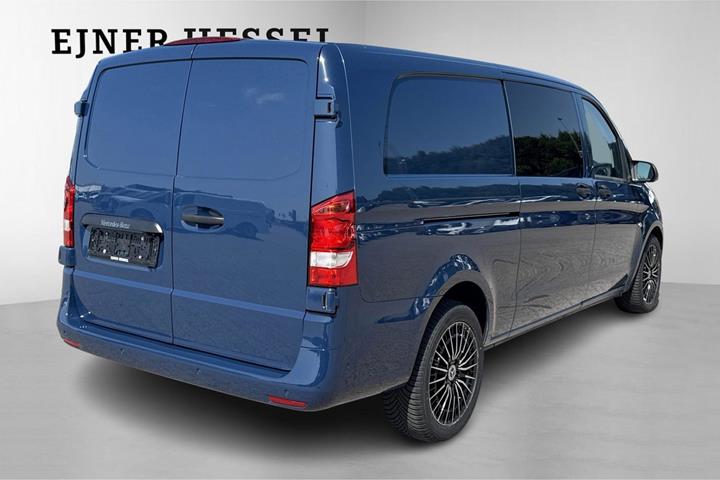 Blå Mercedes Vito 114 fra 2022