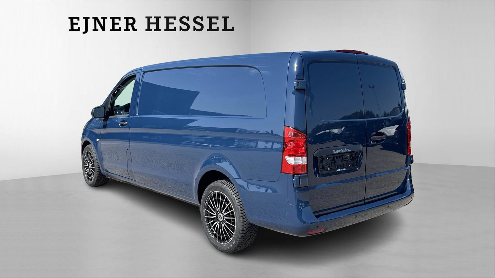Blå Mercedes Vito 114 fra 2022