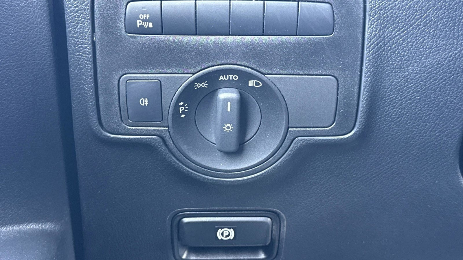Blå Mercedes Vito 114 fra 2022