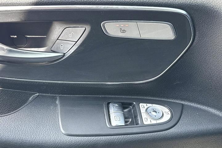 Blå Mercedes Vito 114 fra 2022