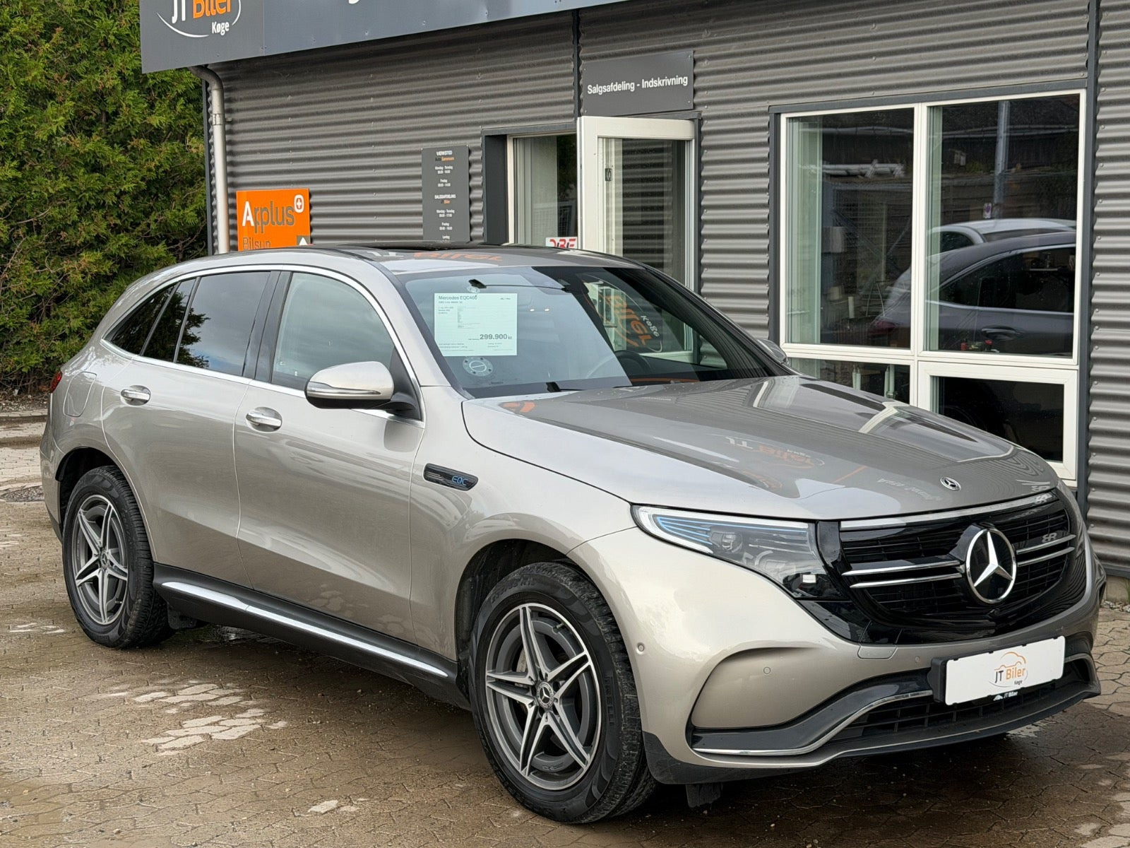 Orange Mercedes EQC400 fra 2021