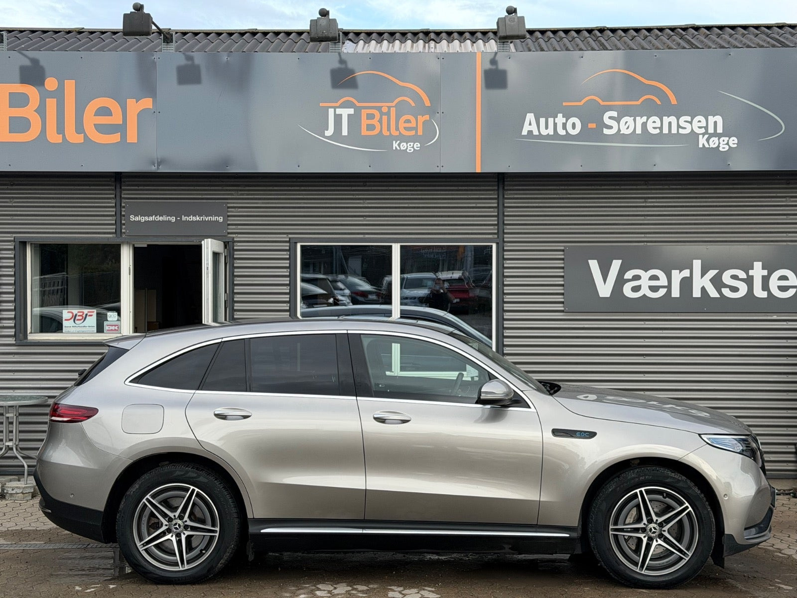 Orange Mercedes EQC400 fra 2021