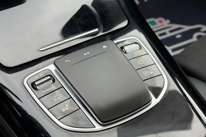 Orange Mercedes EQC400 fra 2021