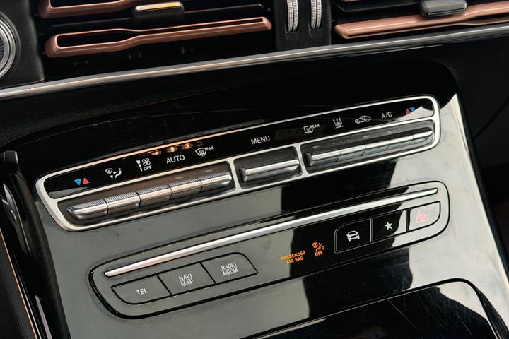 Orange Mercedes EQC400 fra 2021