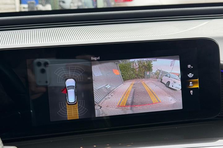 Orange Mercedes EQC400 fra 2021