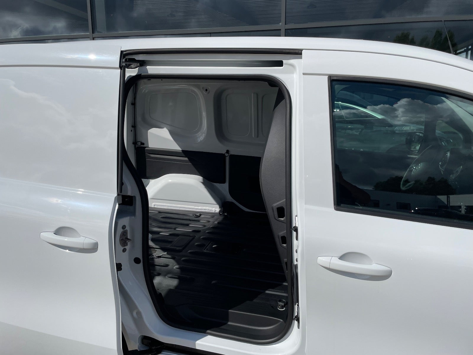 Hvid Mercedes eCitan fra 2025