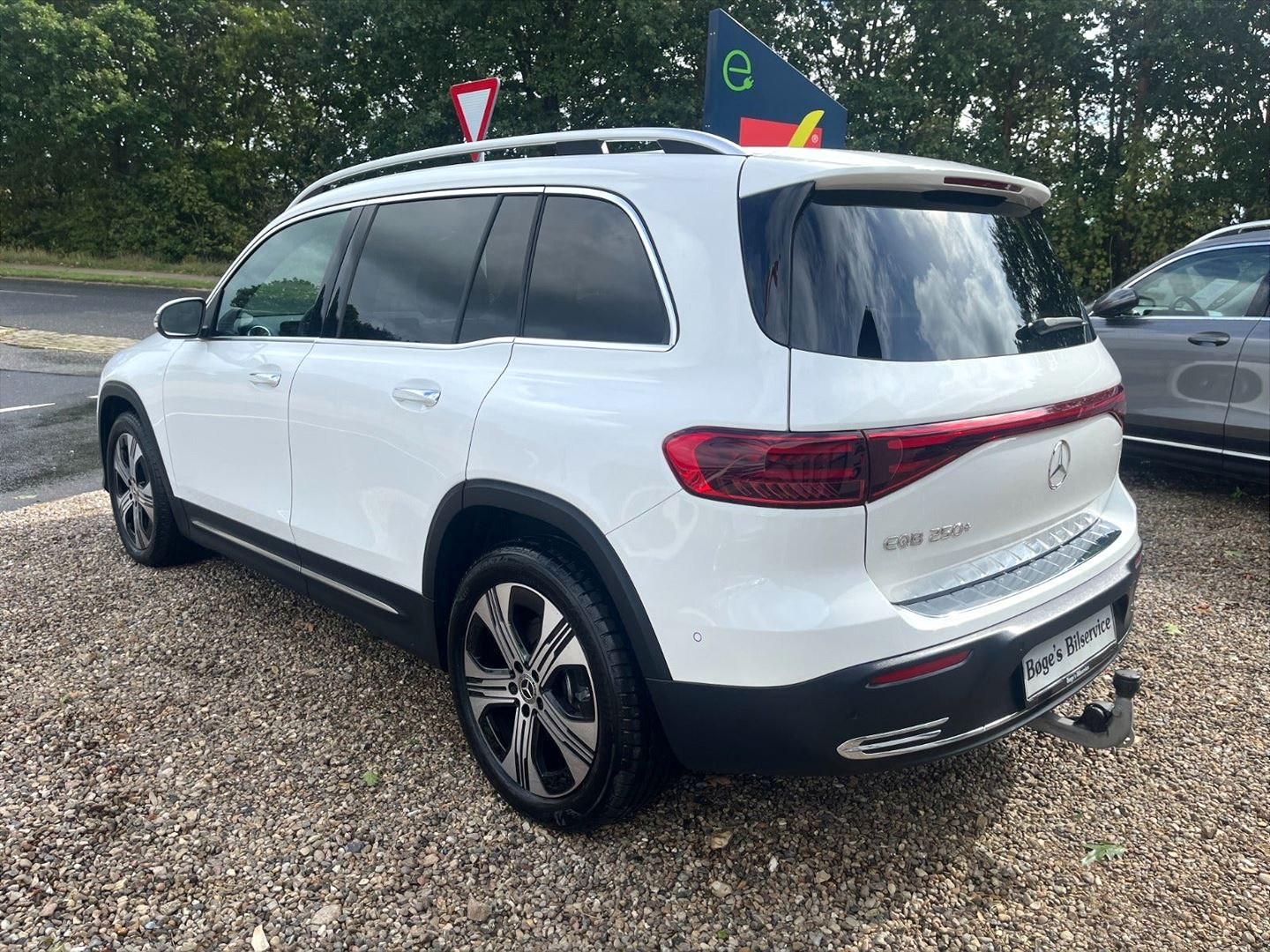 Hvid Mercedes EQB 250+ fra 2025