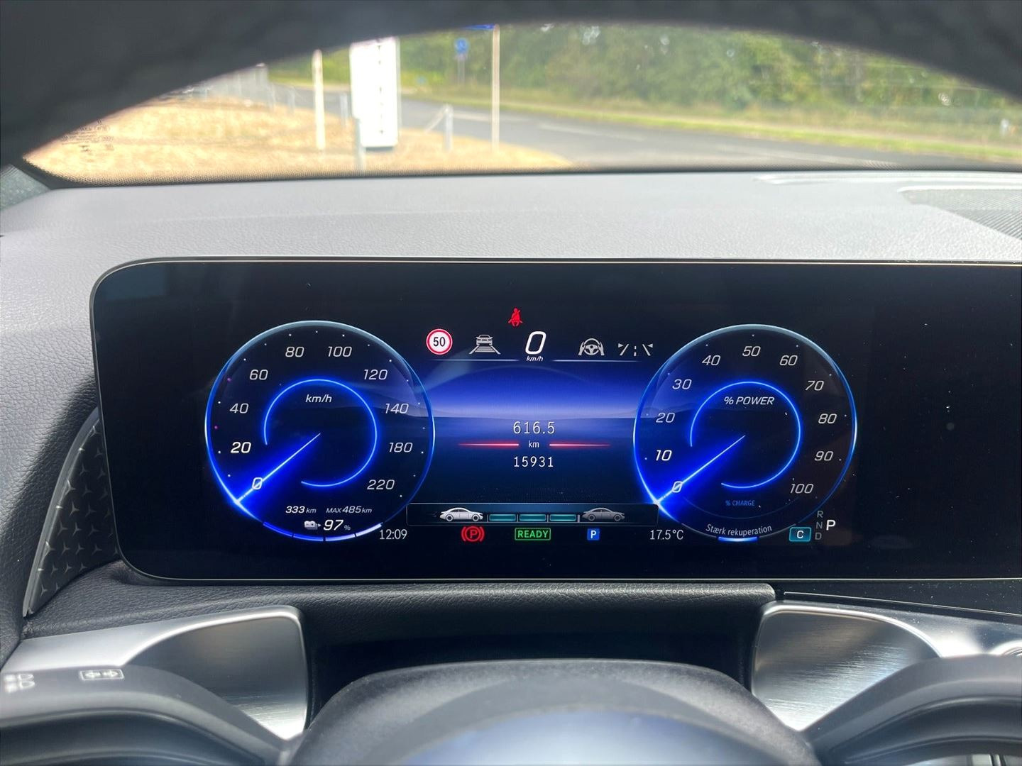 Hvid Mercedes EQB 250+ fra 2025