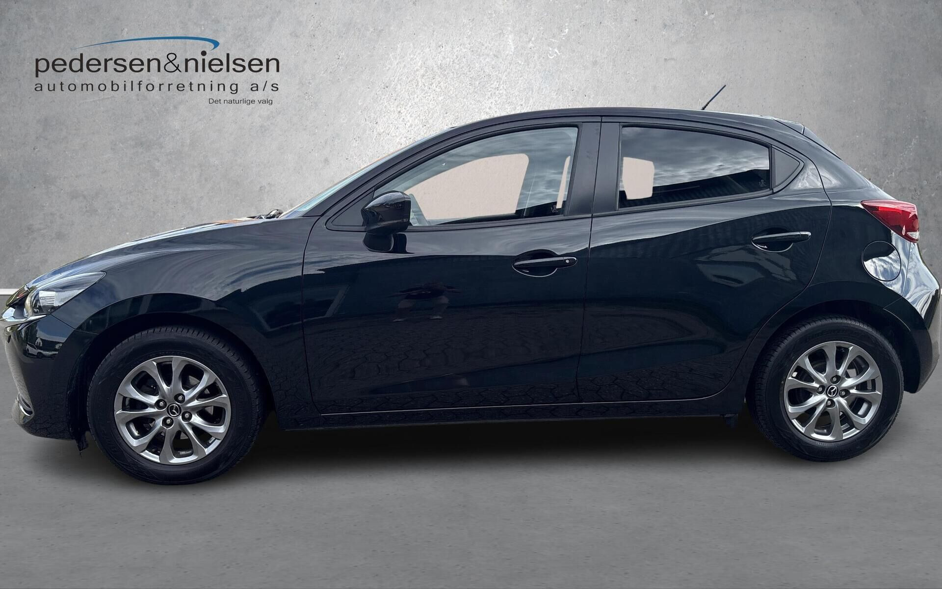 Sort Mazda 2 fra 2023