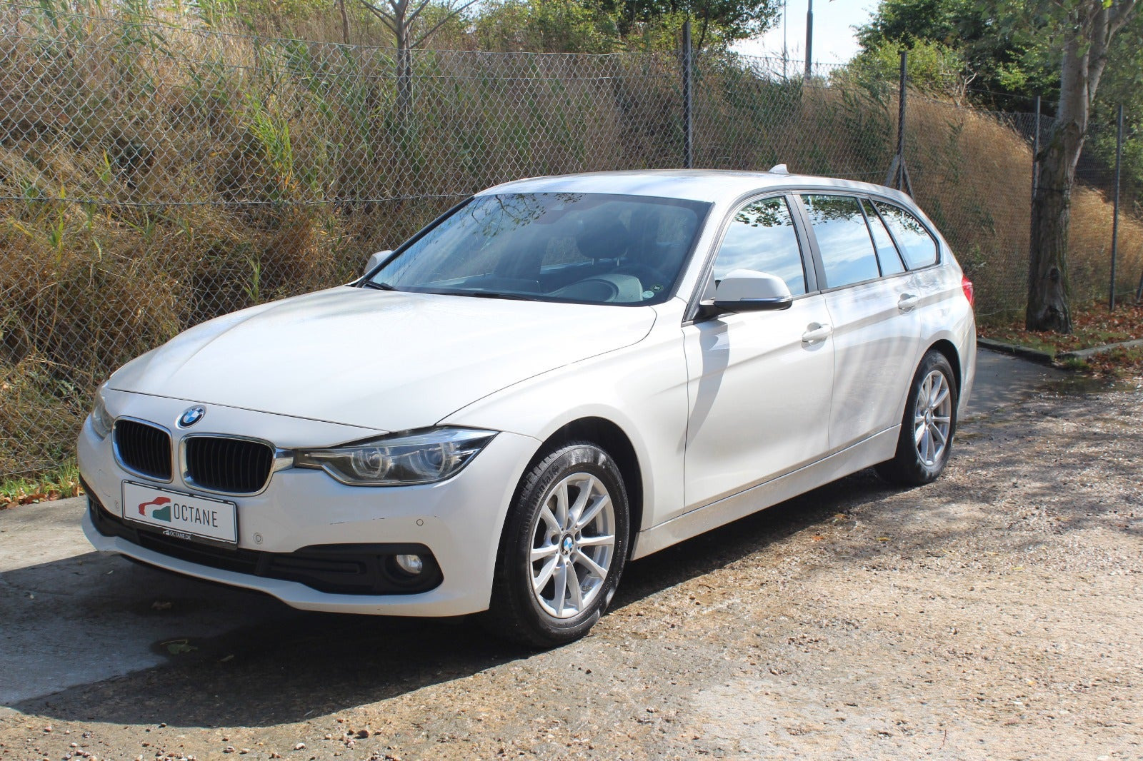 Hvid BMW 318d fra 2016
