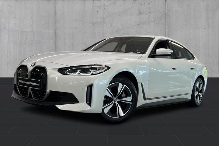 Hvid BMW i4 fra 2023 set udefra