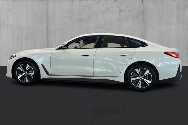 Hvid BMW i4 fra 2023