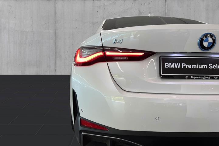 Hvid BMW i4 fra 2023