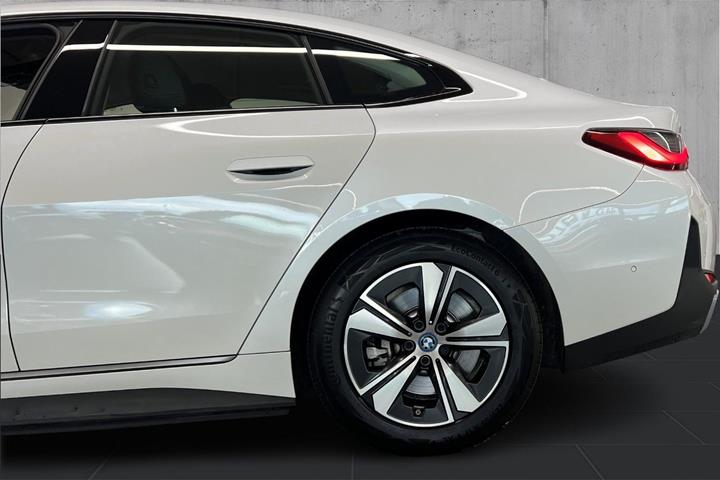 Hvid BMW i4 fra 2023
