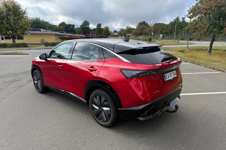 Rød Nissan Ariya fra 2023