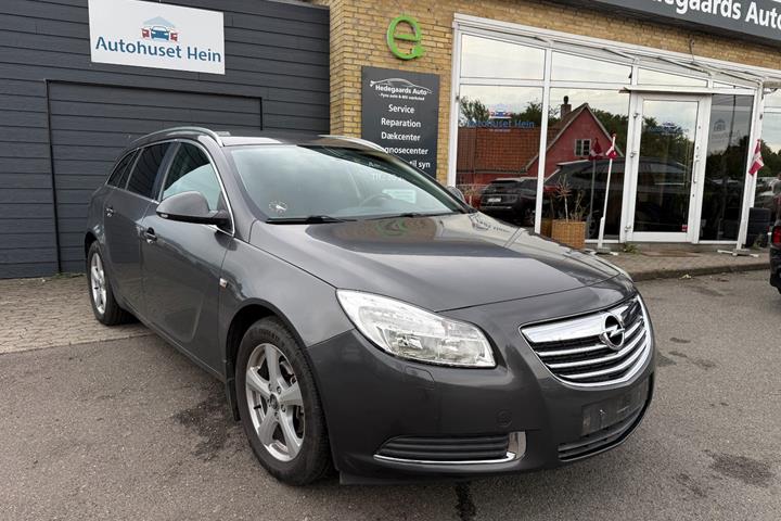 Grå Opel Insignia fra 2011