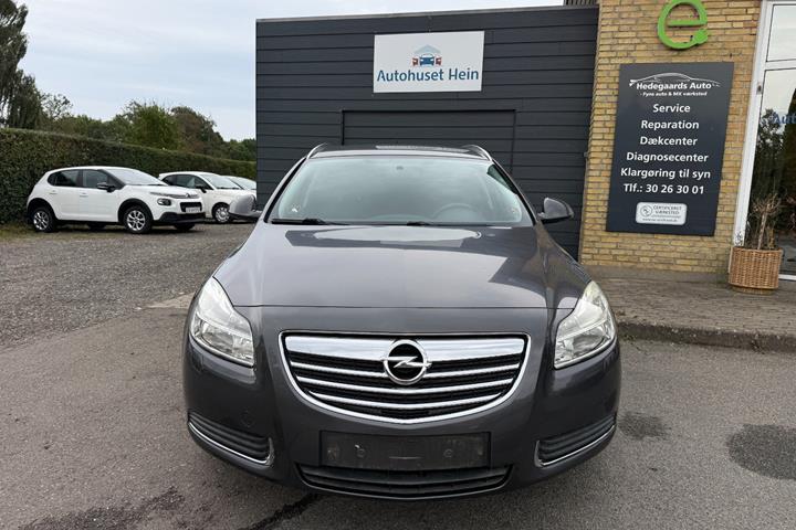 Grå Opel Insignia fra 2011