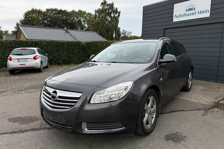 Grå Opel Insignia fra 2011