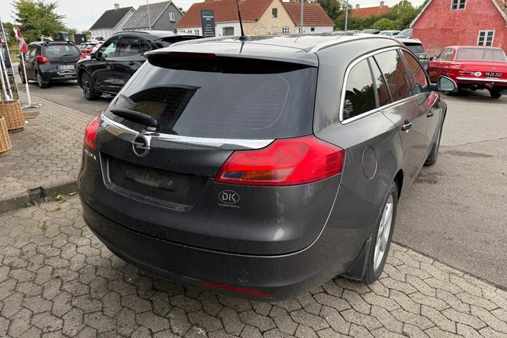 Grå Opel Insignia fra 2011