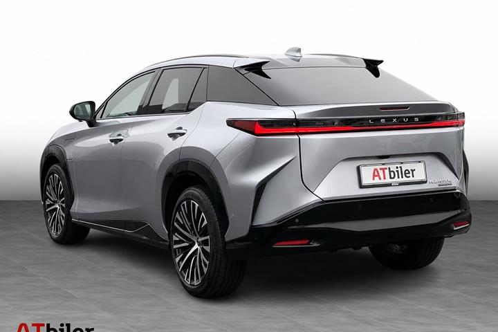 Sølv Lexus RZ fra 2024