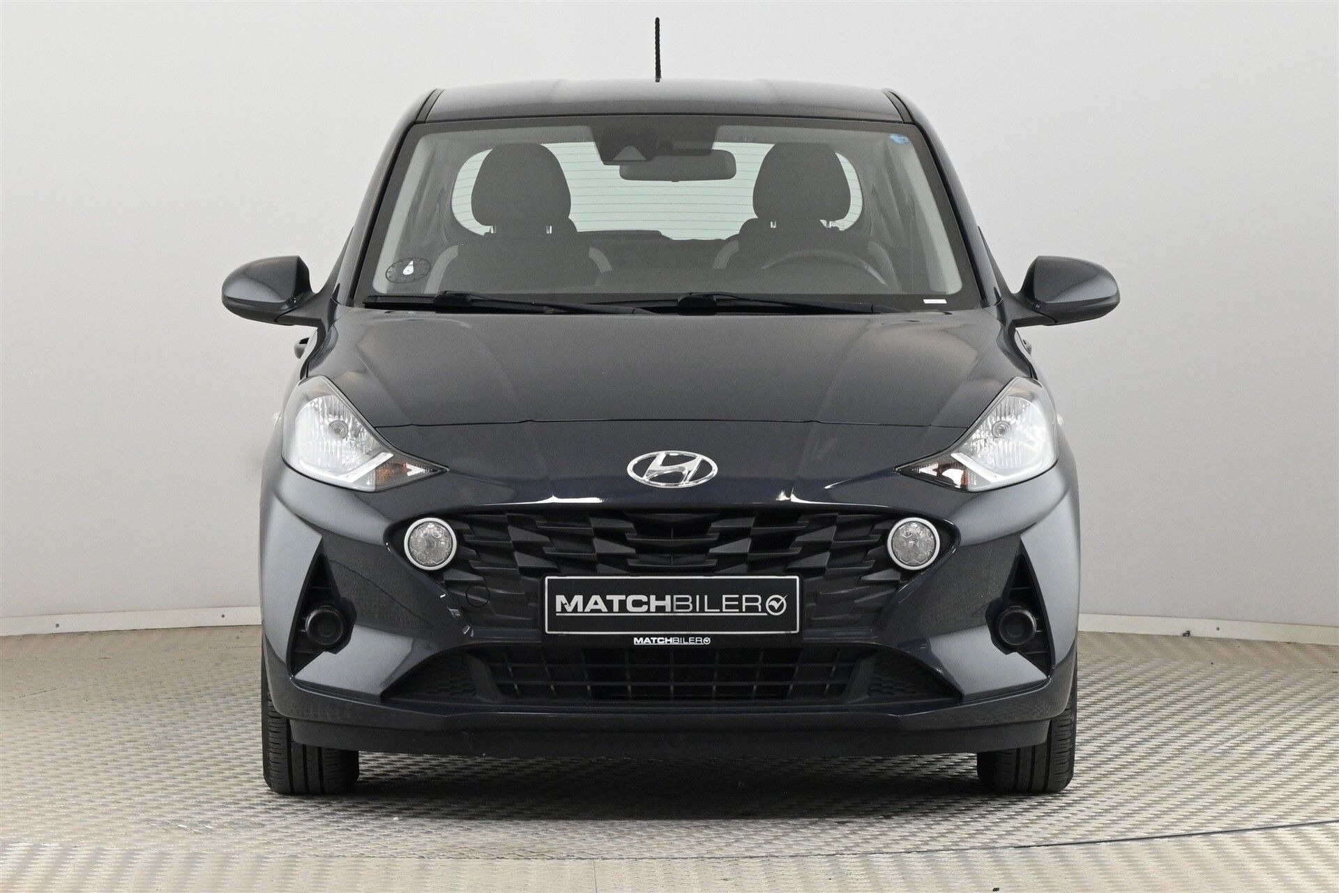 Grå Hyundai i10 fra 2021