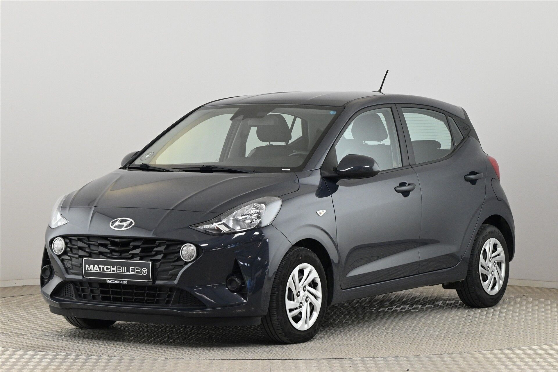 Grå Hyundai i10 fra 2021