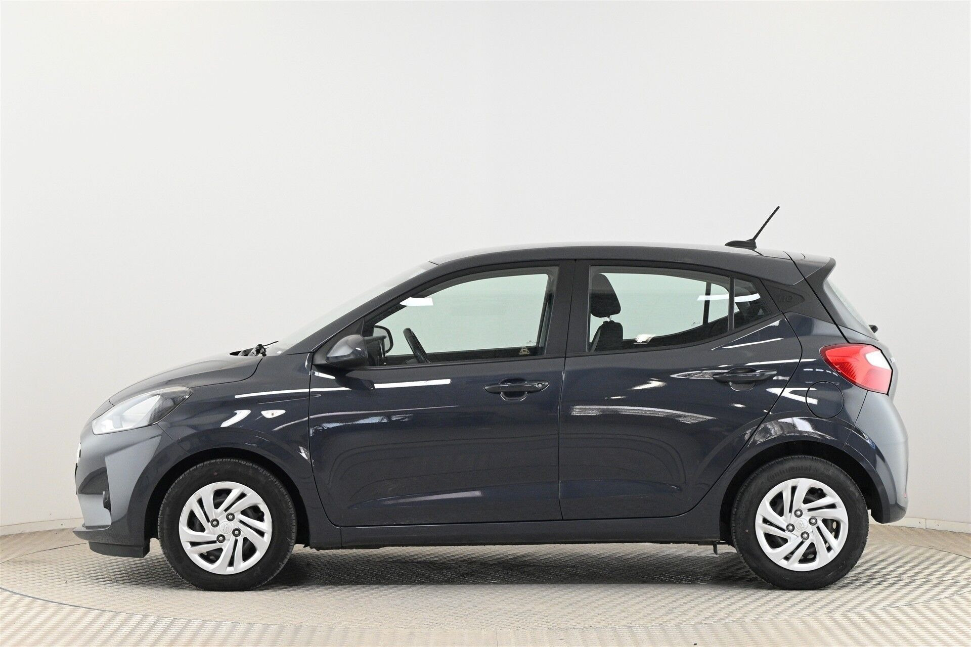 Grå Hyundai i10 fra 2021