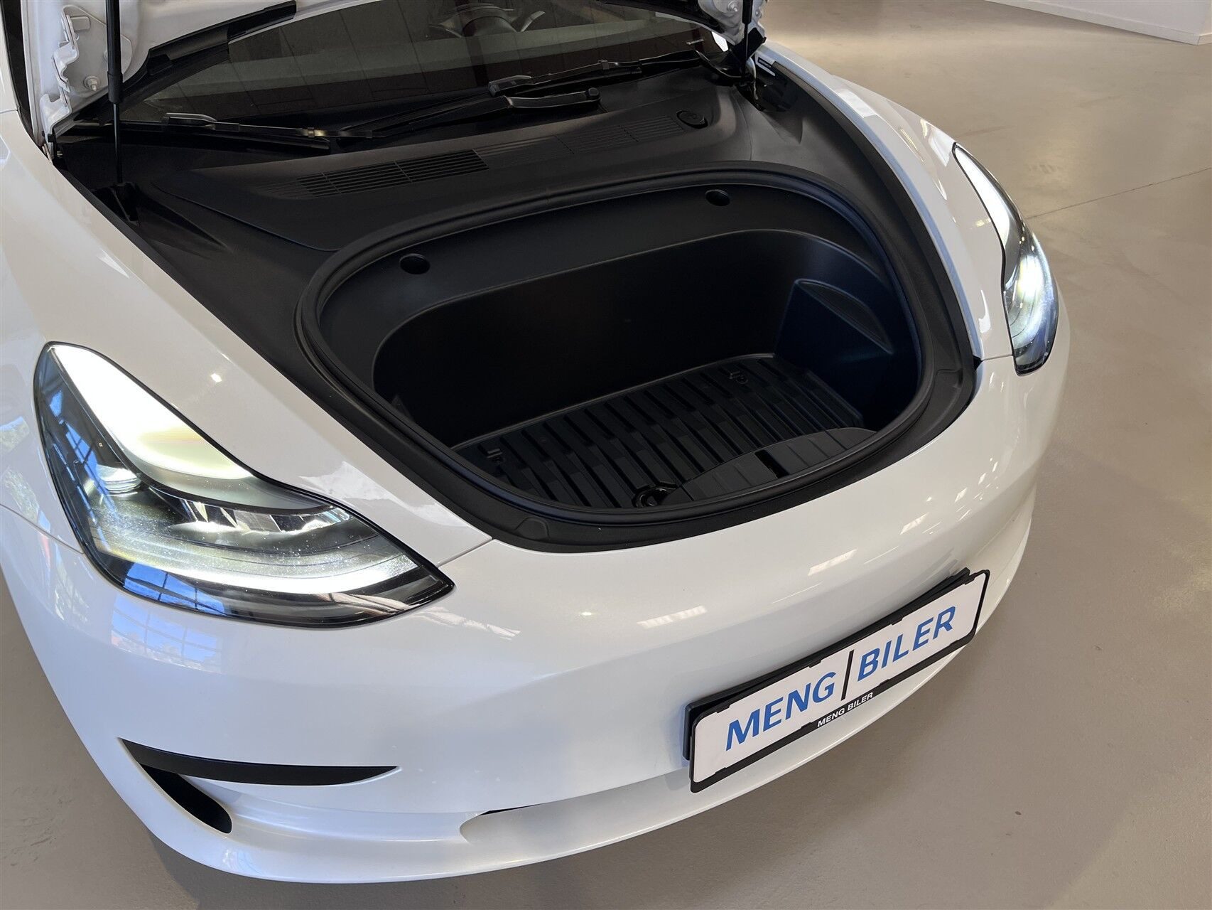 Hvid Tesla Model 3 fra 2023
