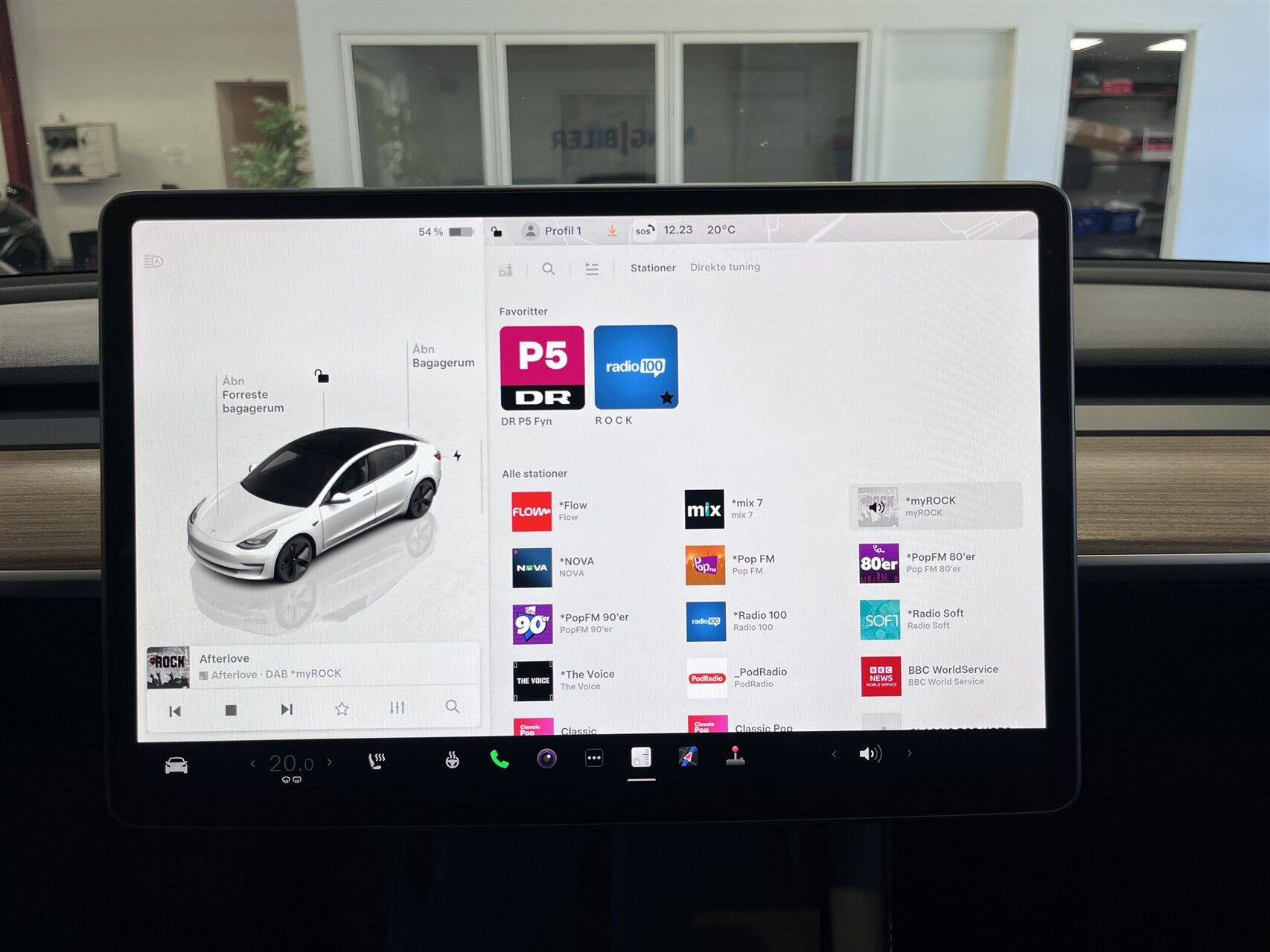 Hvid Tesla Model 3 fra 2023