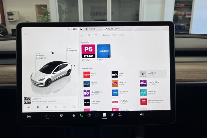 Hvid Tesla Model 3 fra 2023