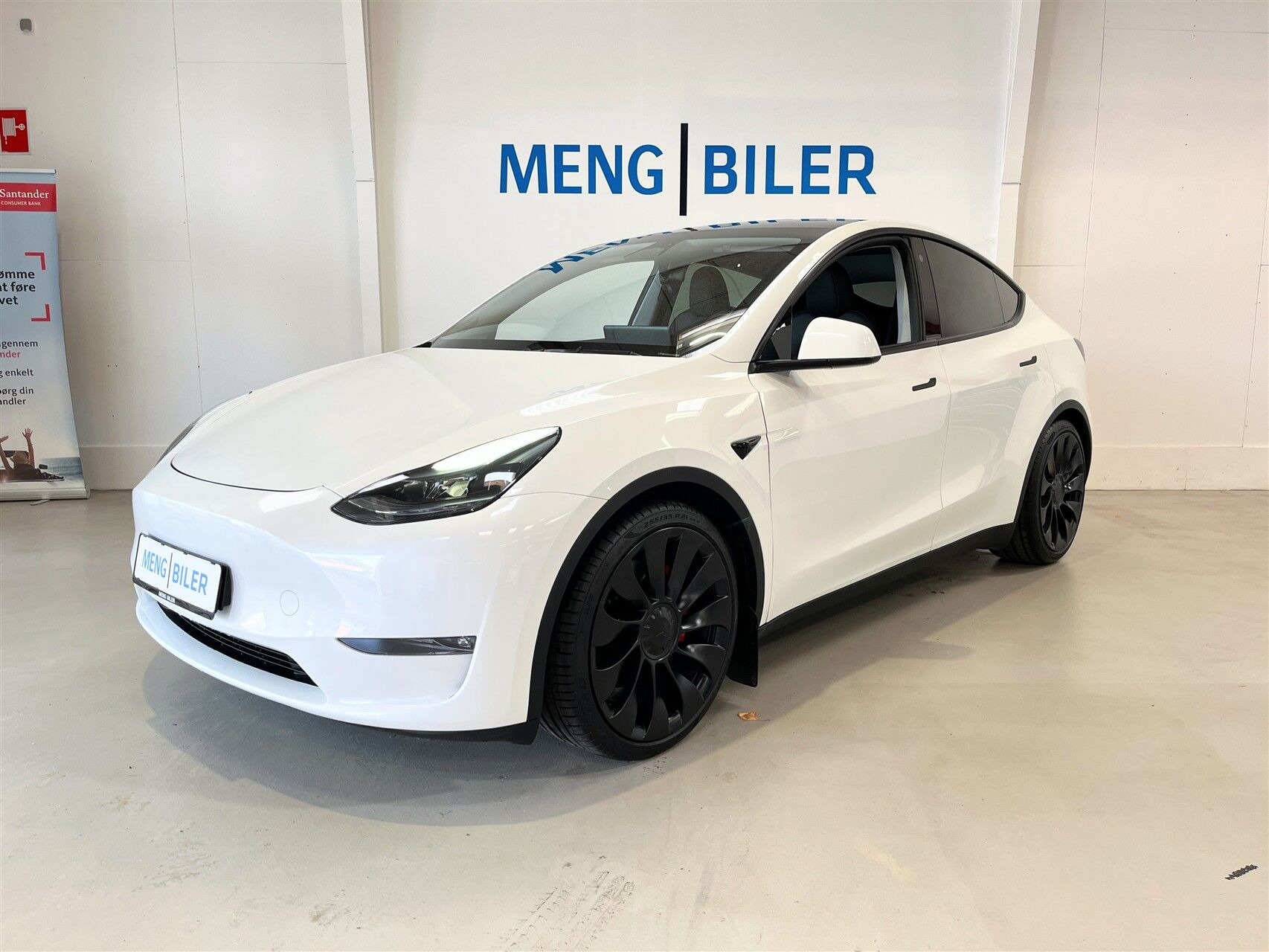 Hvid Tesla Model Y fra 2023 set udefra