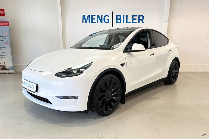 Hvid Tesla Model Y fra 2023 set udefra
