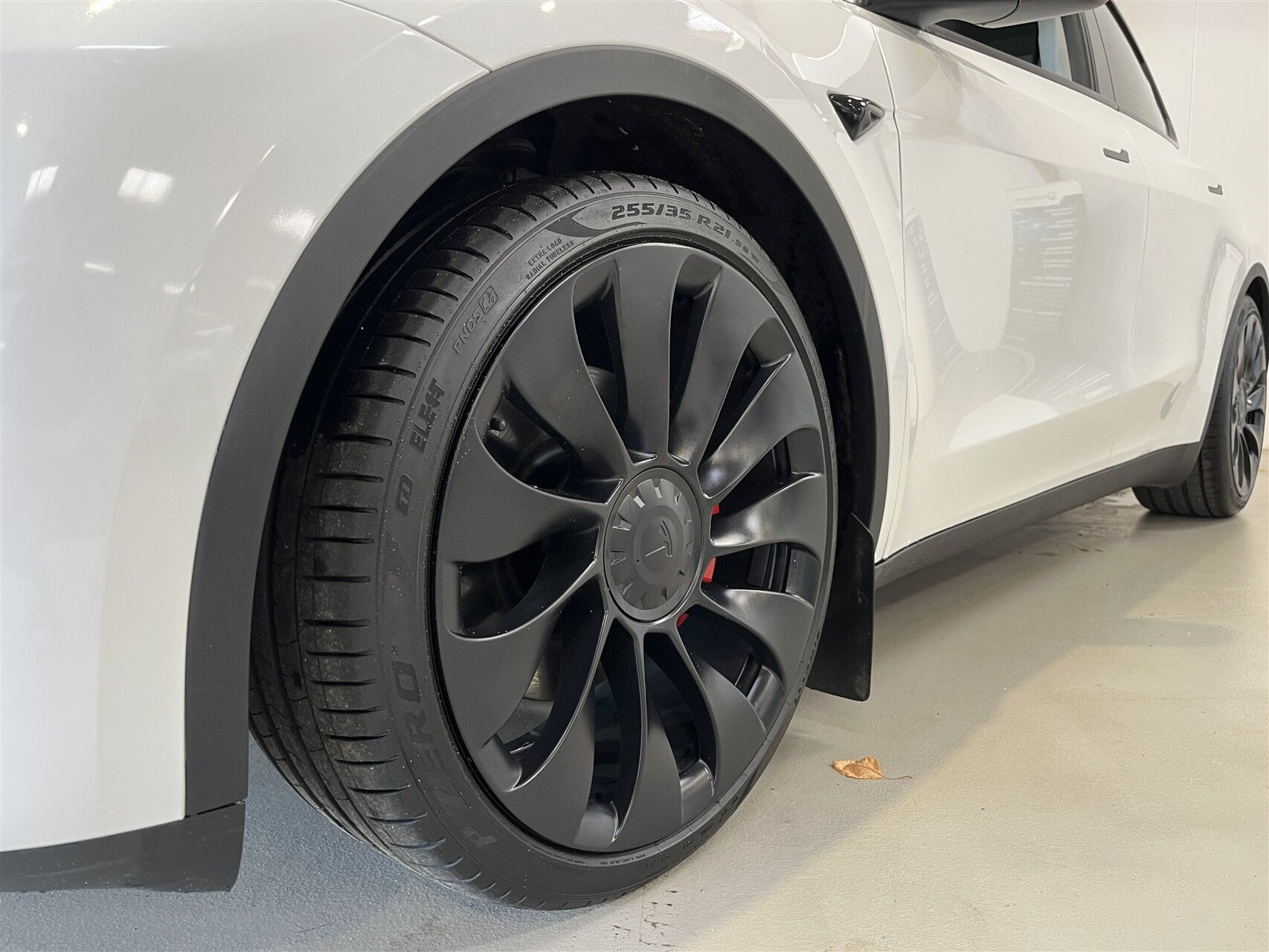 Hvid Tesla Model Y fra 2023