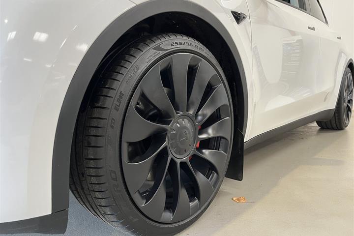 Hvid Tesla Model Y fra 2023