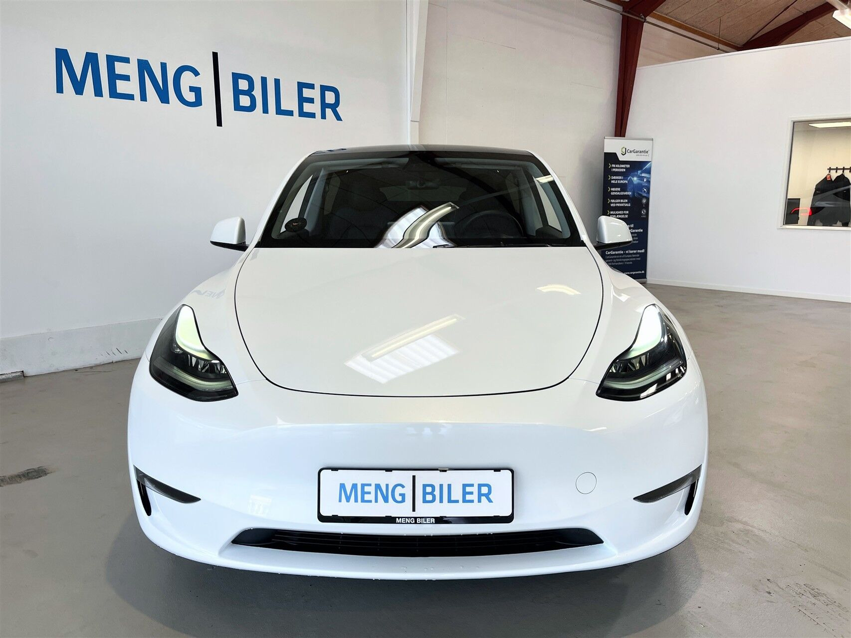 Hvid Tesla Model Y fra 2023