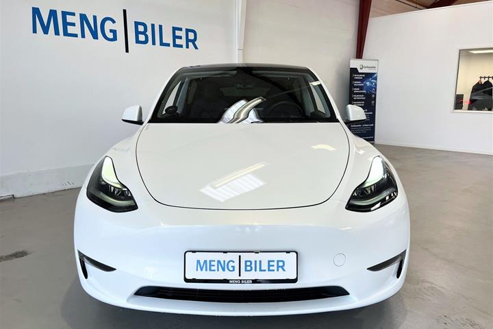 Hvid Tesla Model Y fra 2023