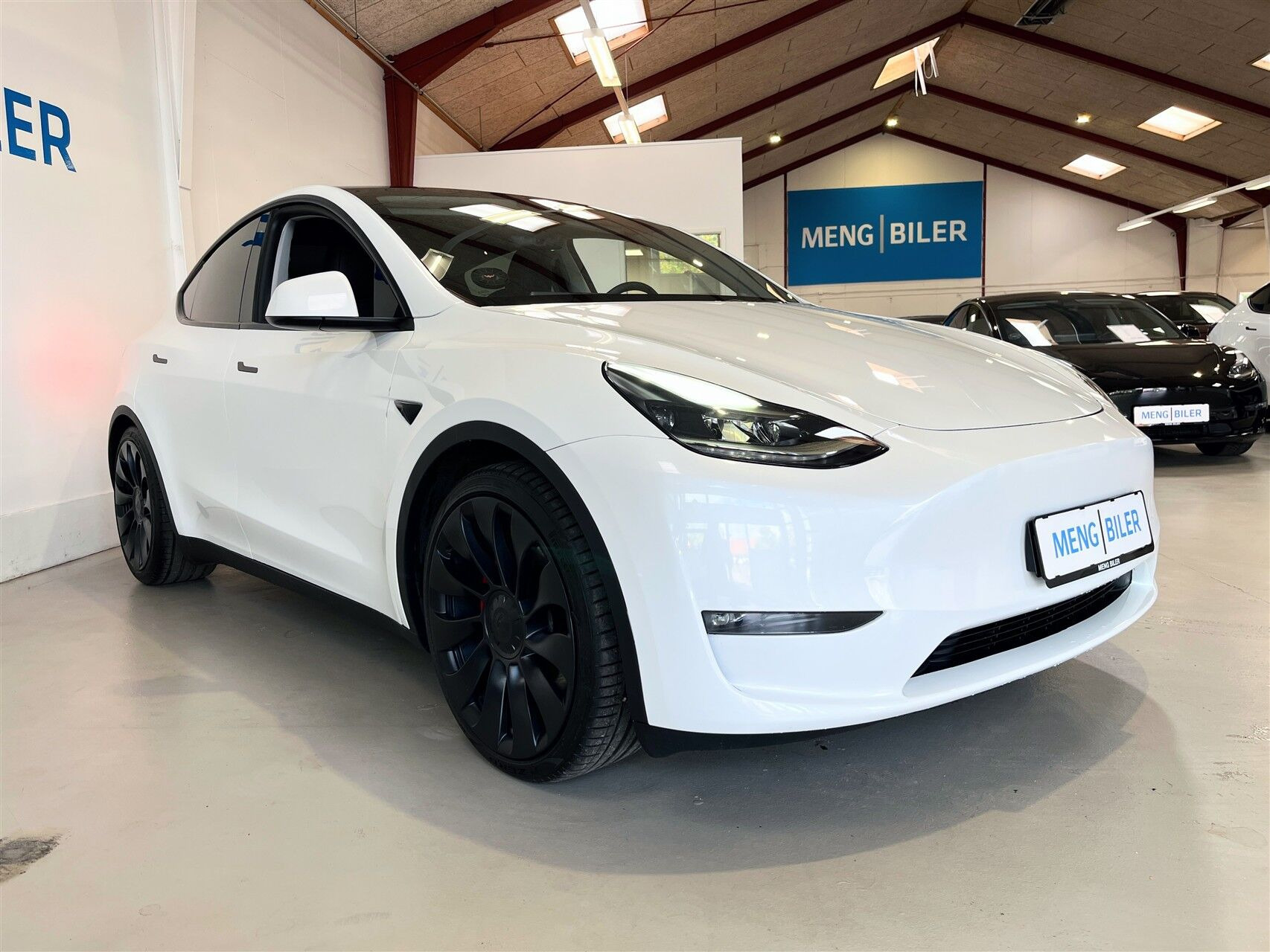 Hvid Tesla Model Y fra 2023