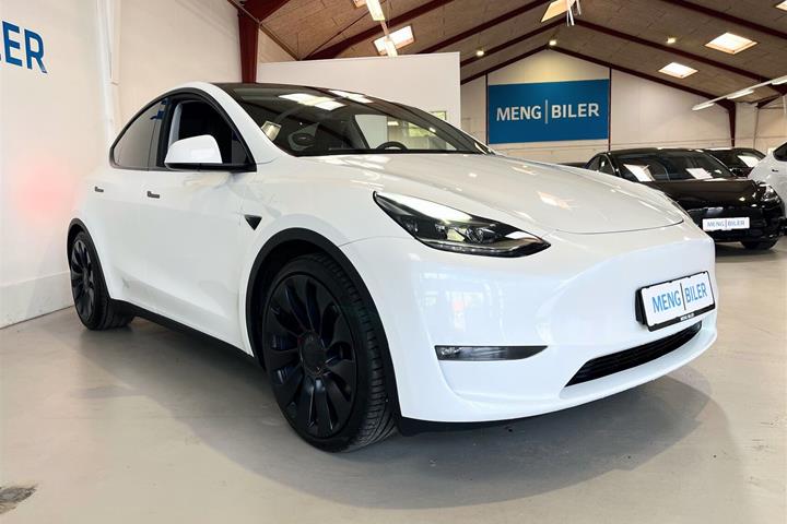 Hvid Tesla Model Y fra 2023