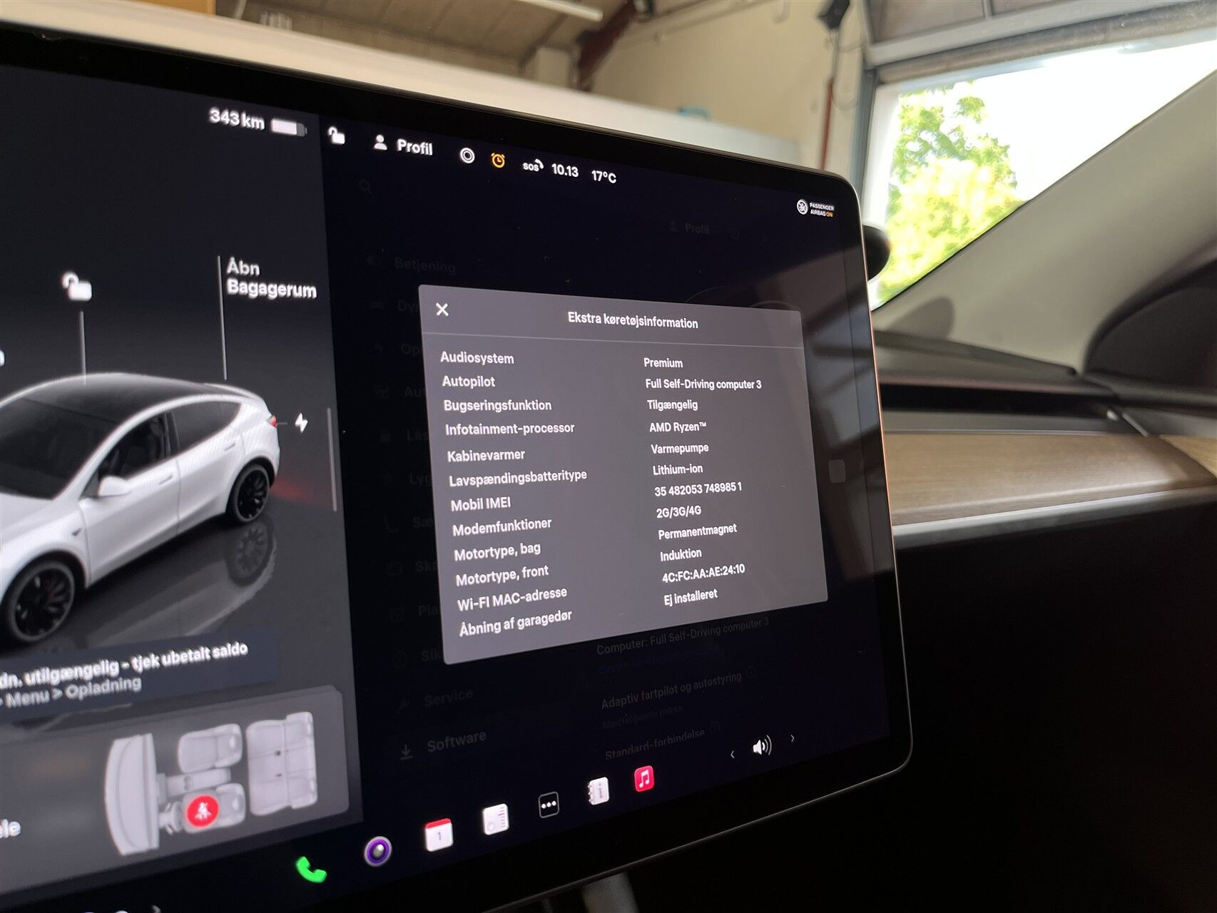 Hvid Tesla Model Y fra 2023