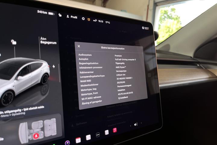 Hvid Tesla Model Y fra 2023