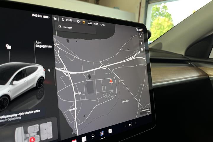Hvid Tesla Model Y fra 2023