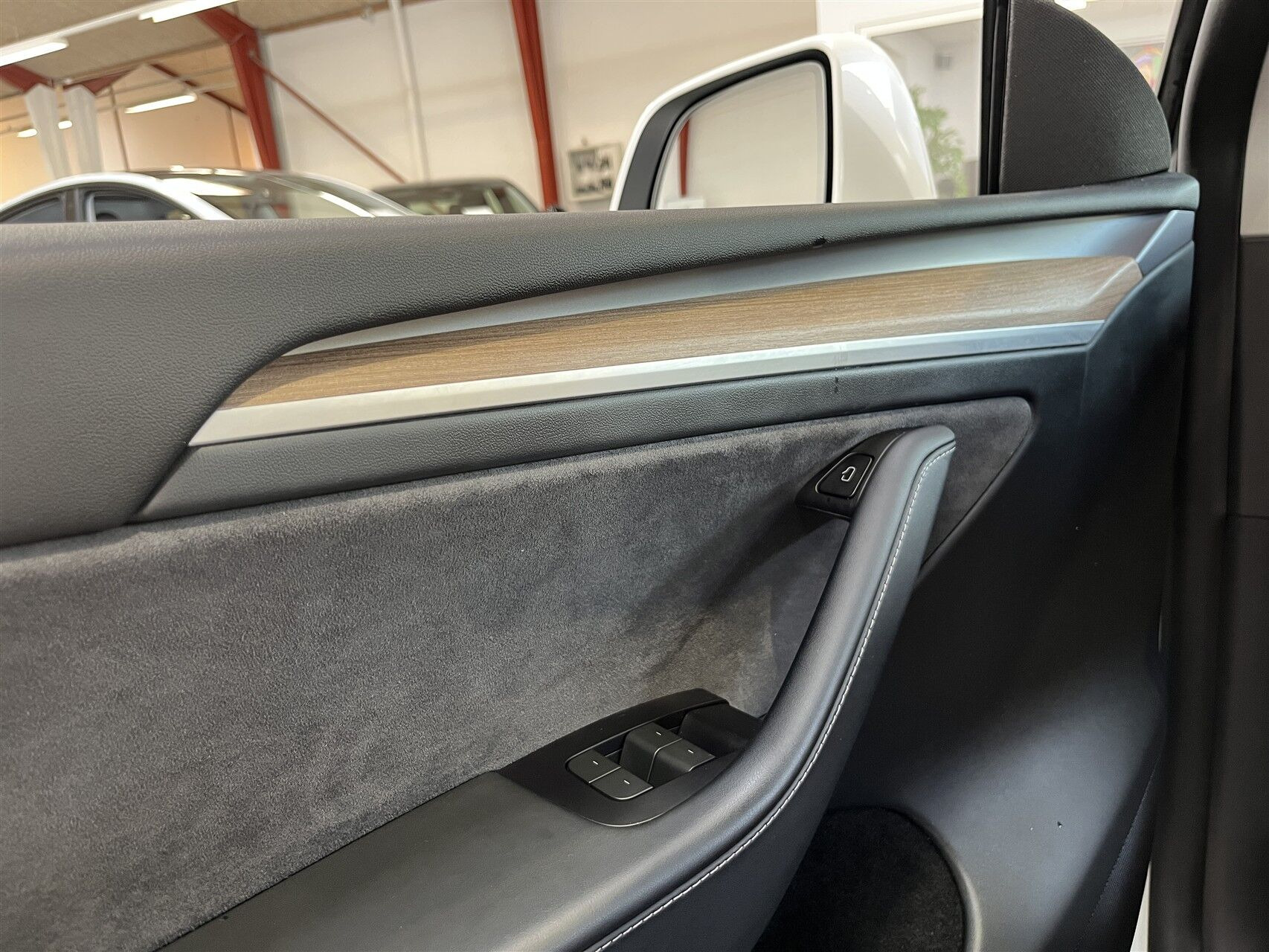 Hvid Tesla Model Y fra 2023