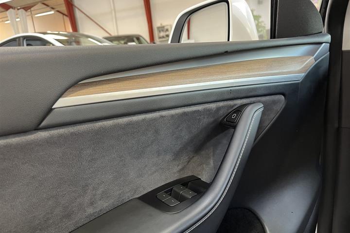 Hvid Tesla Model Y fra 2023