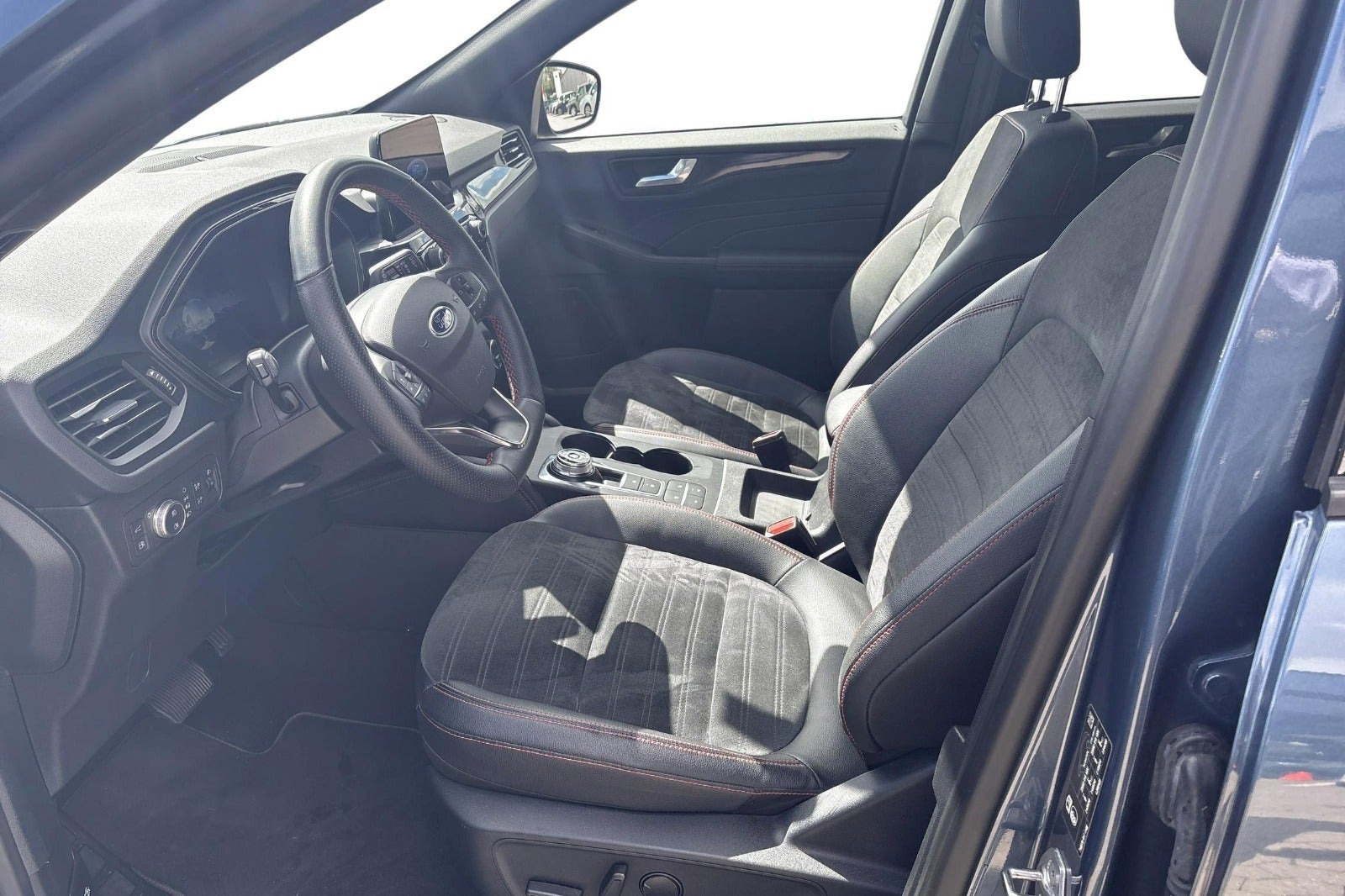 Blå Ford Kuga fra 2022