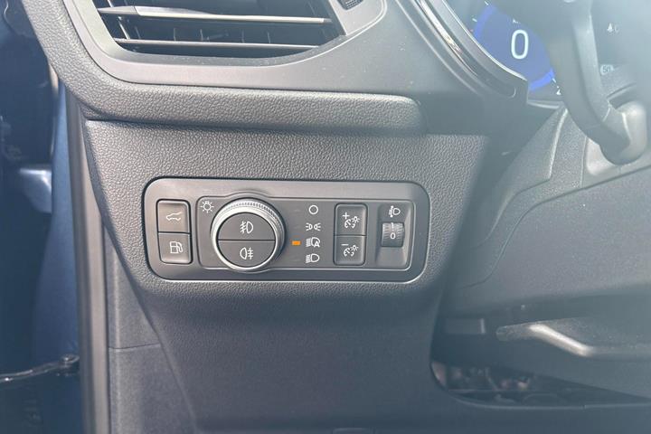 Blå Ford Kuga fra 2022
