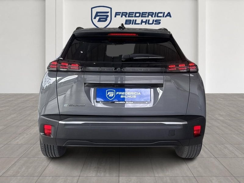 Grå Peugeot e-2008 fra 2025