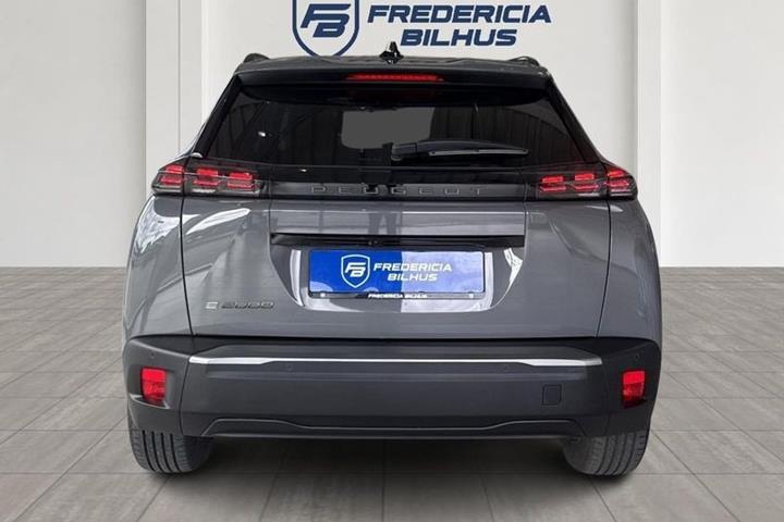 Grå Peugeot e-2008 fra 2025