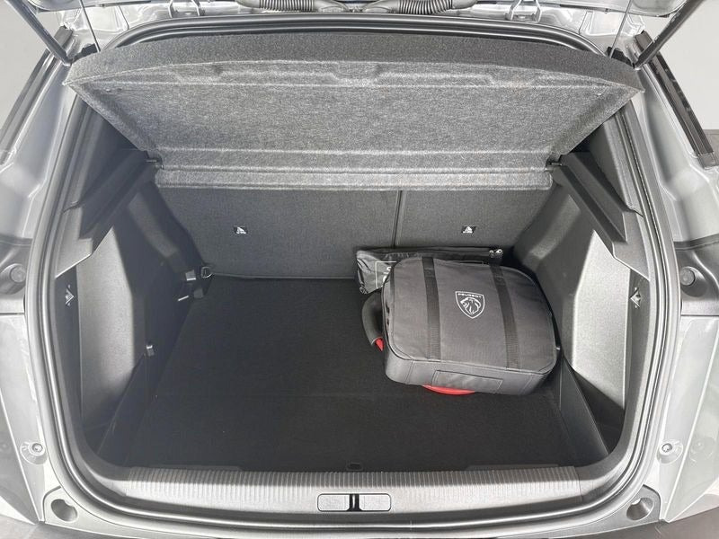 Grå Peugeot e-2008 fra 2025