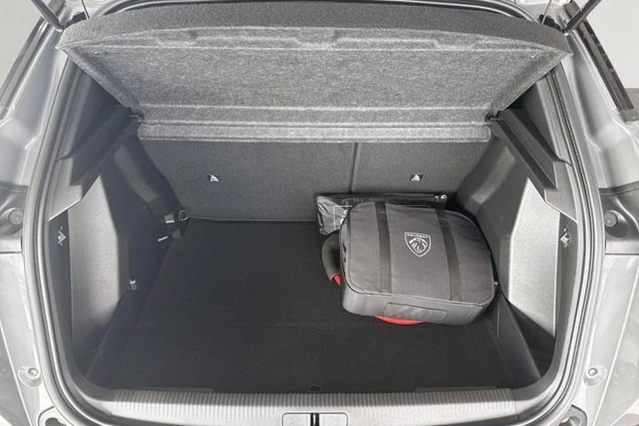 Grå Peugeot e-2008 fra 2025