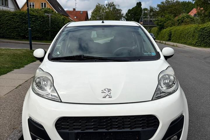 Grøn Peugeot 107 fra 2013